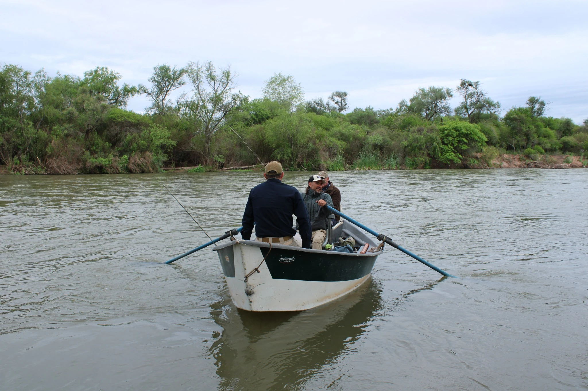 Una salida de pesca en bote por el Juramento.