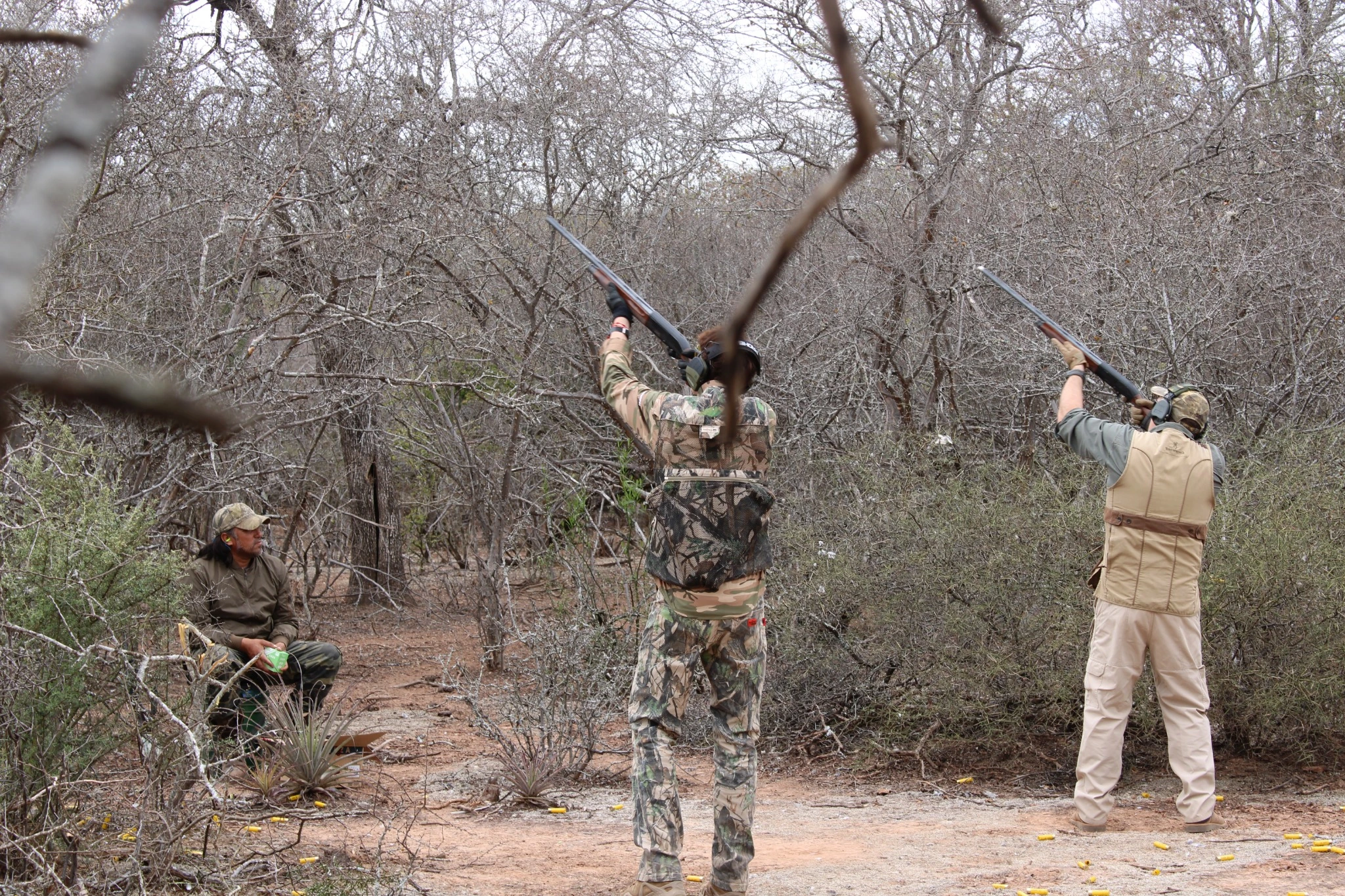 Participantes durante una jornada de caza de palomas en el campo salteño