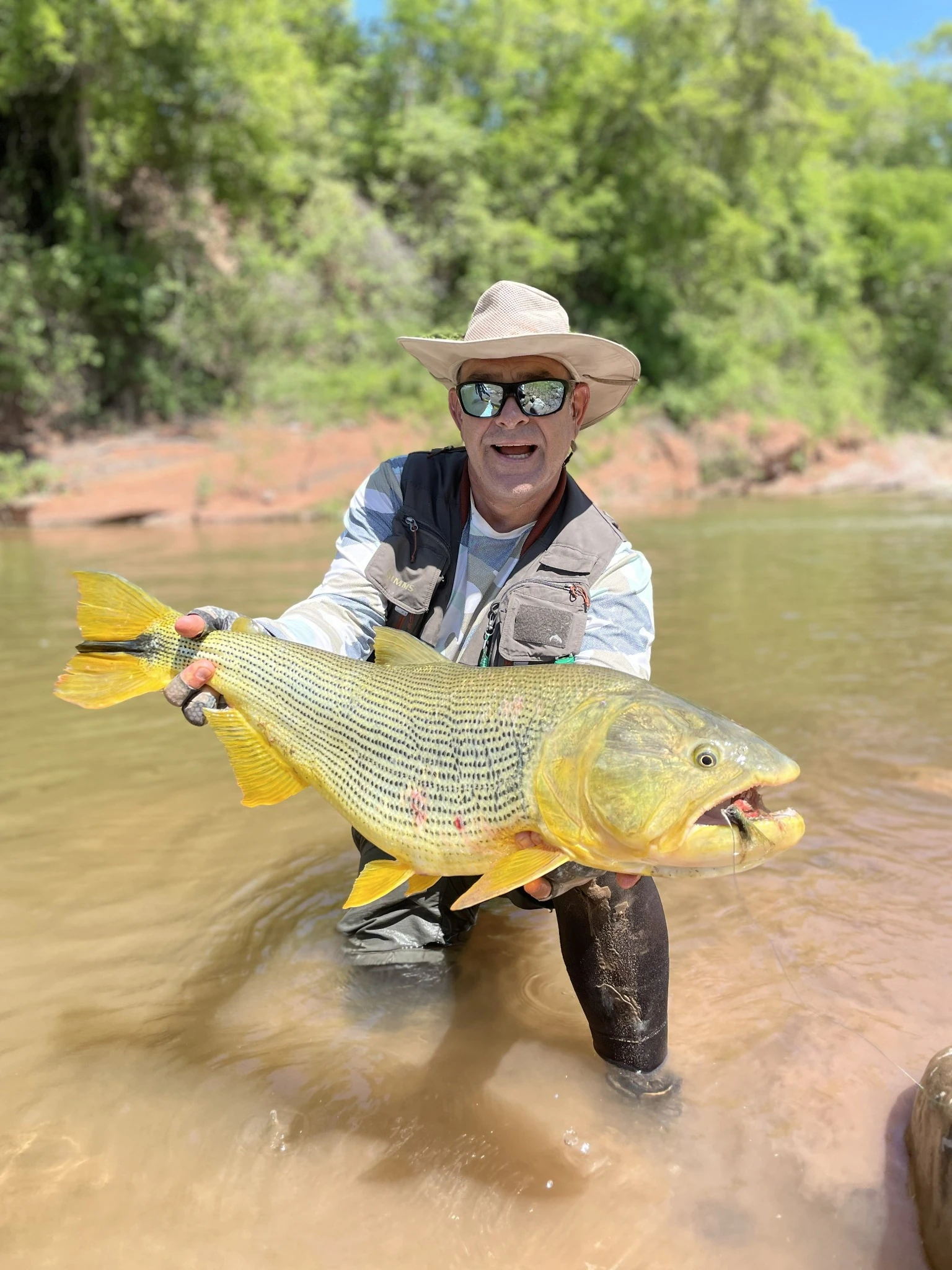 Un participante sostiene un dorado durante la jornada.