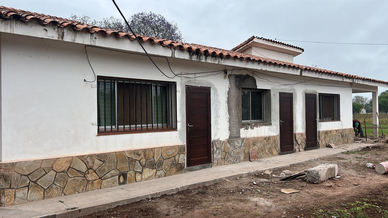 Fachada de la casa con reparaciones en sus aberturas
