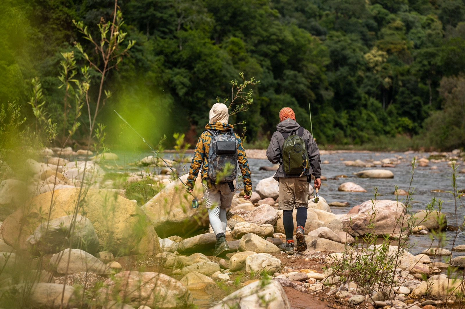 Un recorrido entre rocas y vegetación.