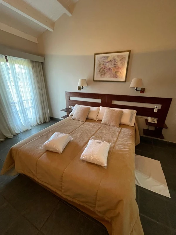 Una cama lista para recibir huéspedes.