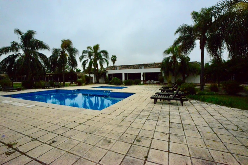 Vista del agua y el patio del hospedaje.