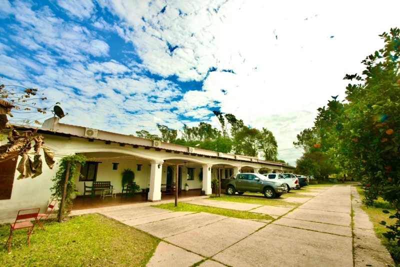 Vista del acceso y la galería del hospedaje.