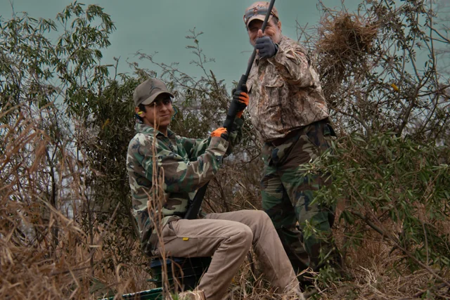 Dos participantes durante una salida.