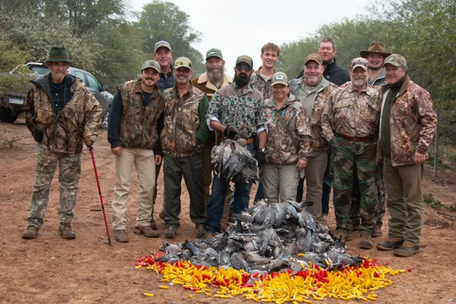 Los participantes posan juntos con las palomas de la jornada.
