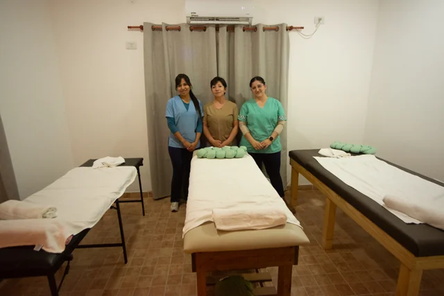 El equipo junto a las camillas en un espacio de spa.