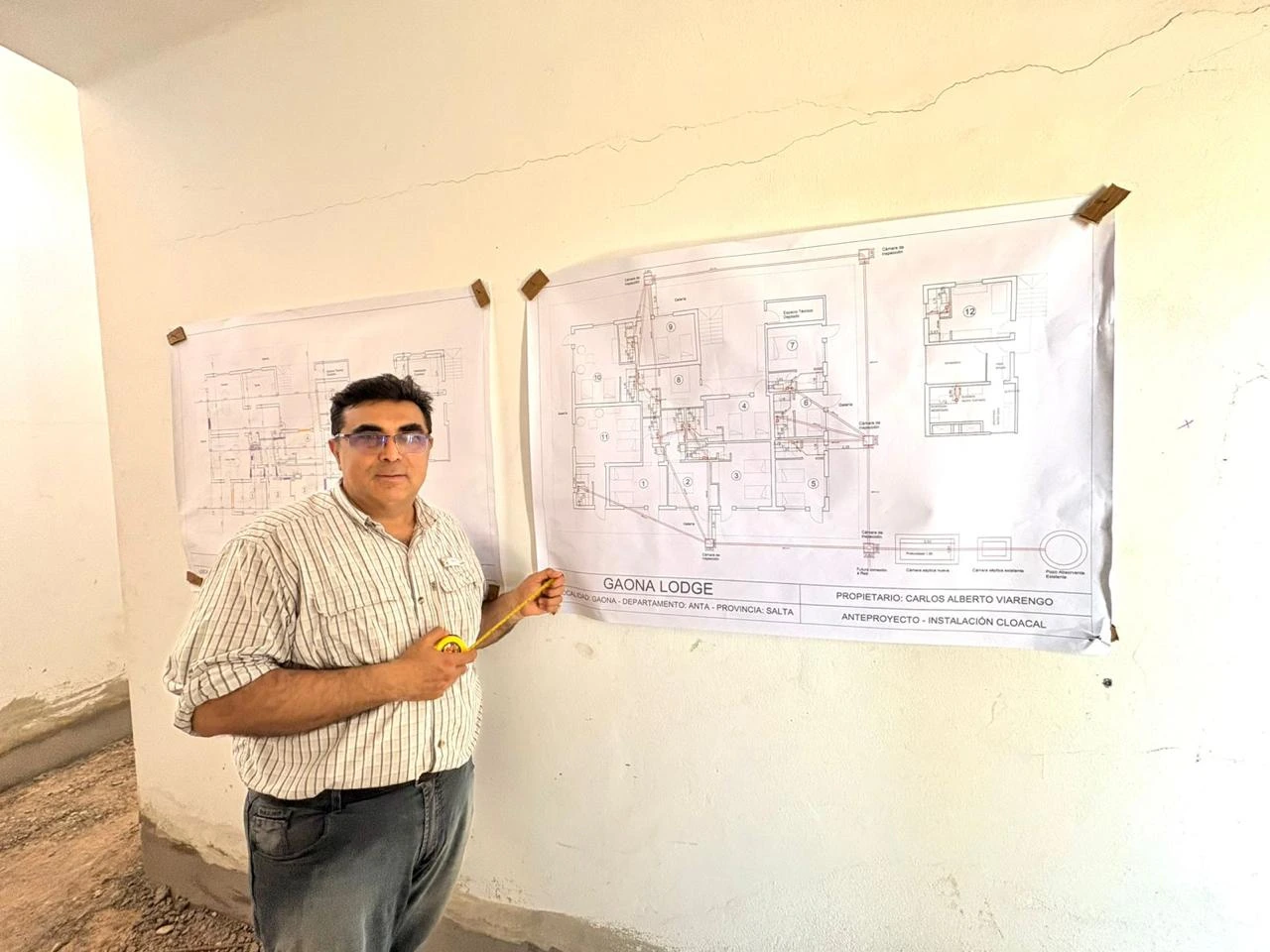 Carlos con los planos de Salta Outfitters Lodge en Gaona